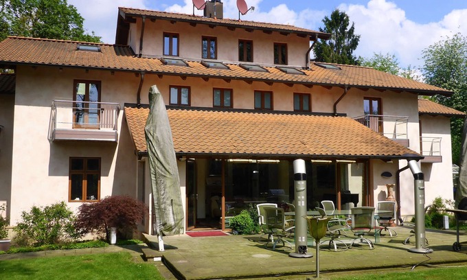 Rissen Villa | Elegant Villa in Hamburg with Ocean View and Spa Amenities