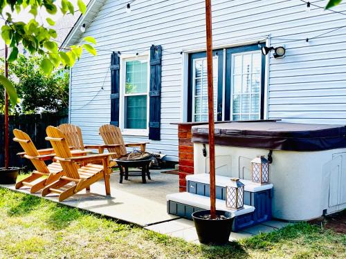 Lexington House | Discover Hamburg Haven: Fire Pit & Hot Tub, 9/10 Rated!