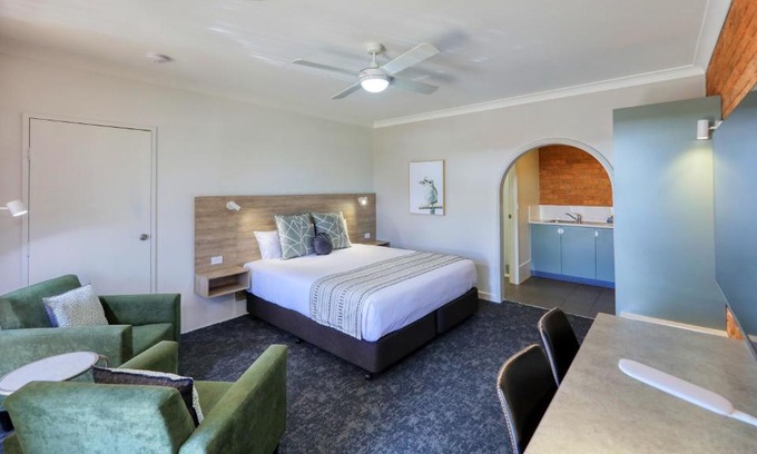 Parkes Hotel | Discover Hamilton Henry Parkes Motor Inn - 4-Star Comfort