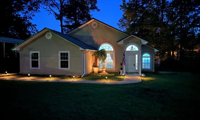 Lake Hamilton Villa | Discover Hamilton's Lake Escape: Hot Tub & Pontoon Included