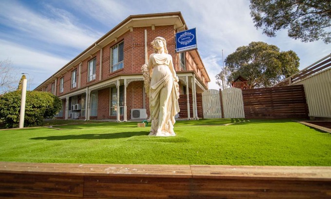 Queanbeyan West Hotel | Discover Hamilton's Queanbeyan Motel: 4-Star Comfort & More