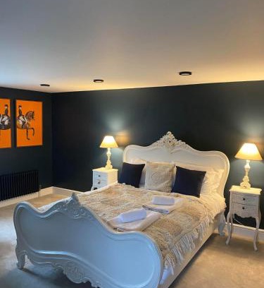 Knott End-on-Sea Apartment | Discover the Alexander Suite at Hamilton - Rated 9/10!