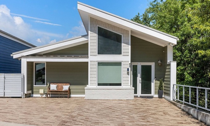 Northside House | Hamilton Villa: Ideal Stay Near Downtown with Breakfast