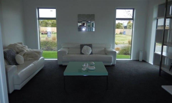 Stoke House | Guest Rated 10/10: Hammill Grove Home, Nelson with Pool