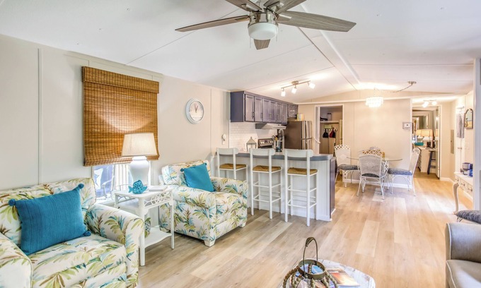 Hampstead House | Oceanfront Retreat: 5 Miles to Beautiful Beaches!