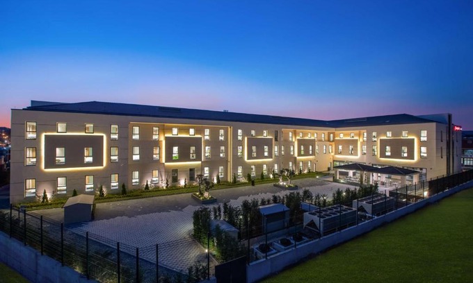 Zeytinburnu Hotel | Pet-Friendly Haven at Hampton by Hilton Istanbul Zeytinburnu