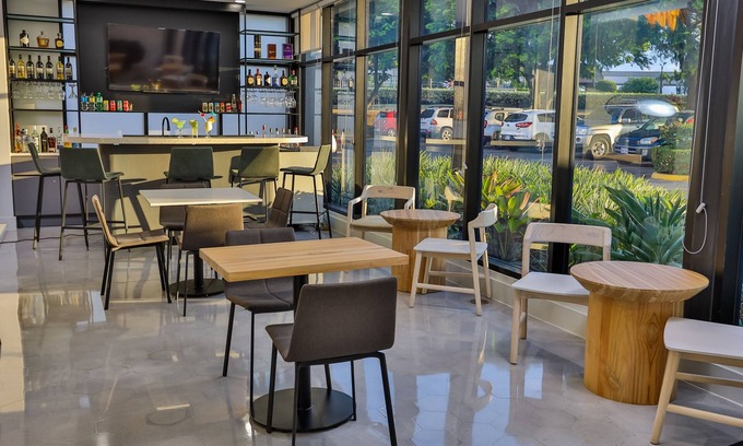 Cacique Hotel | Top Rated Hampton by Hilton San Jose Airport with Pool & Spa