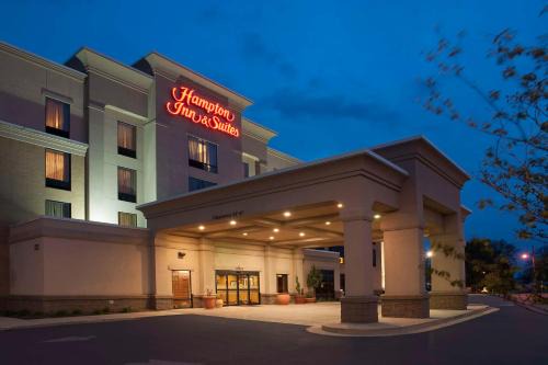 Fishers Hotel | Cozy Hampton Inn & Suites in Fishers with Pool & Breakfast