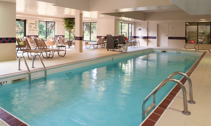 Kokomo Hotel | Guest Rated: Hampton Inn and Suites Kokomo with Pool Access