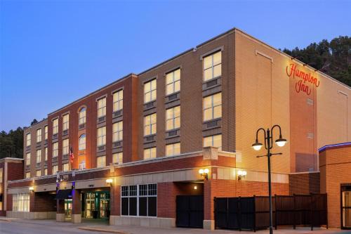 Deadwood Hotel | Discover Hampton Inn at Tin Lizzie Gaming Resort Today!