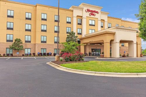 Atmore Hotel | Welcoming Hampton Inn Atmore: Pool & Family-Friendly Stay
