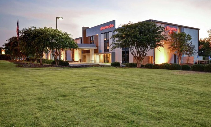 Auburn Hotel | Cozy Hampton Inn Auburn: Oceanfront with Pool & Breakfast