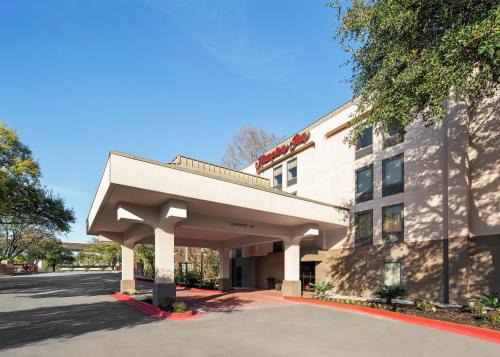 St. Johns Hotel | Discover Hampton Inn Austin North: Pet-Friendly & Poolside