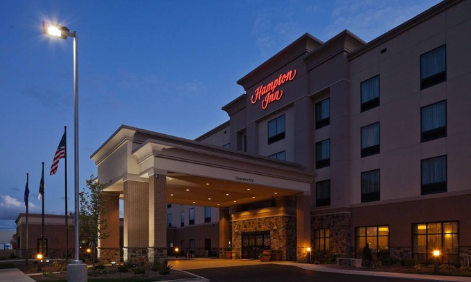 Beloit Hotel | Relaxing Stay at Hampton Inn Beloit with Pool and Dining