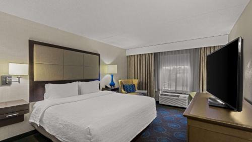 Bloomington Hotel | Pet-Friendly Hampton Inn Bloomington with Ocean Views
