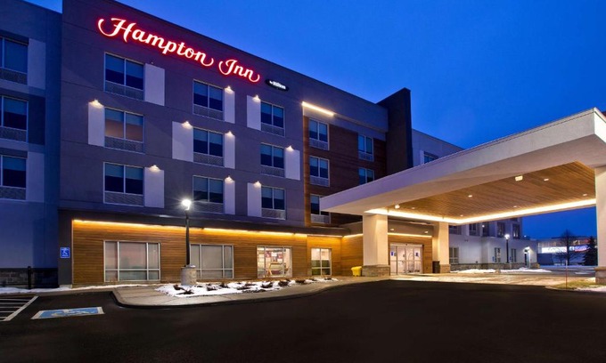 Brockville Hotel | Explore Hampton Inn Brockville: Pool, Pet-Friendly Retreat