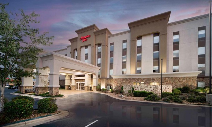 Bryant Hotel | Pet-Friendly Hampton Inn Bryant with Pool & Restaurant