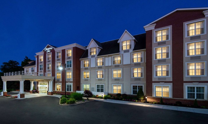 Williamsville Hotel | Guest Rated: 9.2 at Hampton Inn Buffalo-Williamsville