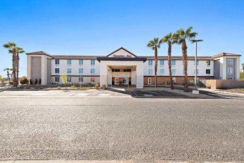 Calexico Hotel | Discover Holiday Inn Express Calexico with Oceanfront Views