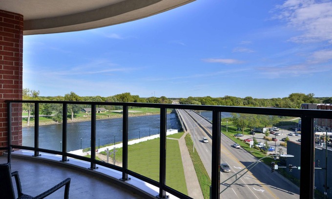 Cedar Falls Community Main Street Hotel | Discover Hampton Inn Cedar Falls Downtown with Great Amenities