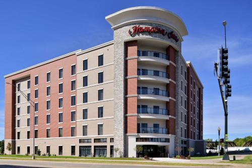 Cedar Falls Community Main Street Hotel | Discover Hampton Inn Cedar Falls Downtown: Pet-Friendly Comfort