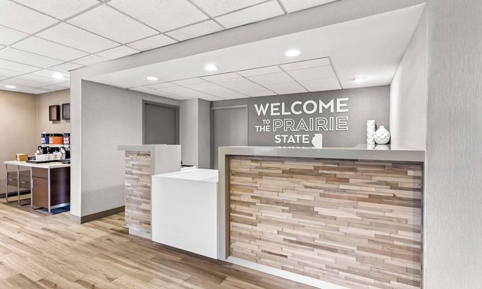 Naperville Hotel | Discover Comfort at Hampton Inn Chicago/Naperville with Pool