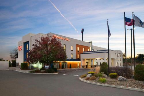 Chicopee Hotel | Discover Hampton Inn Chicopee - Springfield with Pool & Pets