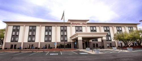 Jeffersonville - Clarksville Hotel | Pet-Friendly Hampton Inn Clarksville with Ocean View Pool
