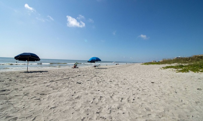 Oceanfront Hotel | Relax at Hampton Inn Cocoa Beach with Pool & Breakfast