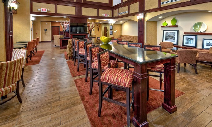 Corsicana Hotel | Relax at Hampton Inn Corsicana: Pool, Spa & Breakfast Awaits