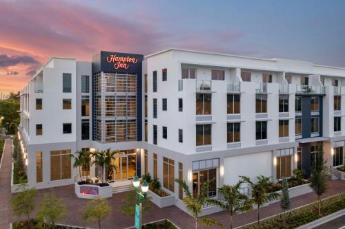 Pineapple Grove Arts District Hotel | Pet-Friendly Getaway at Hampton Inn Delray Beach