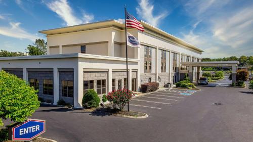 Dickson Hotel | Experience Comfort at Hampton Inn Dickson with Pool Access