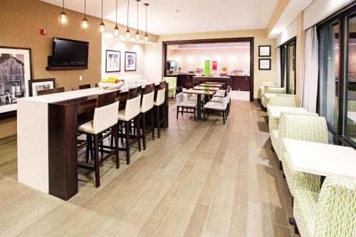 Elizabethtown Hotel | Relaxing Stay at Hampton Inn Elizabethtown with Pool Access