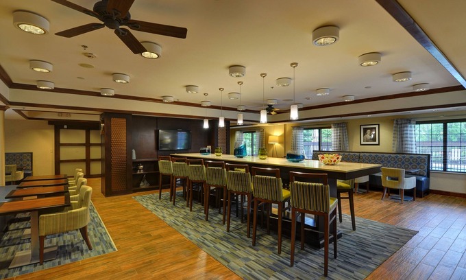 Franklin Hotel | Inviting Hampton Inn Franklin/Milford with Pool & Spa