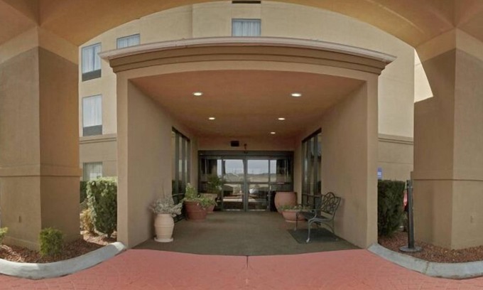 Fort Chiswell Hotel | Relax at Hampton Inn Ft. Chiswell-Max Meadows with Pool & Spa