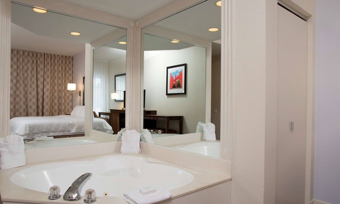 Wyoming Hotel | Relax at Hampton Inn Grand Rapids-South with Pool & Dining