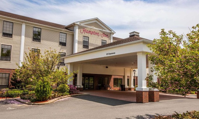 Hadley Hotel | Discover Hampton Inn Hadley-Amherst: Pet-Friendly Retreat