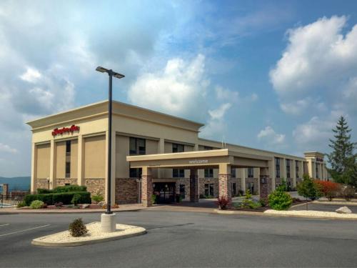 Sybertsville Hotel | Modern Hampton Inn Hazleton with Pool & Family Amenities