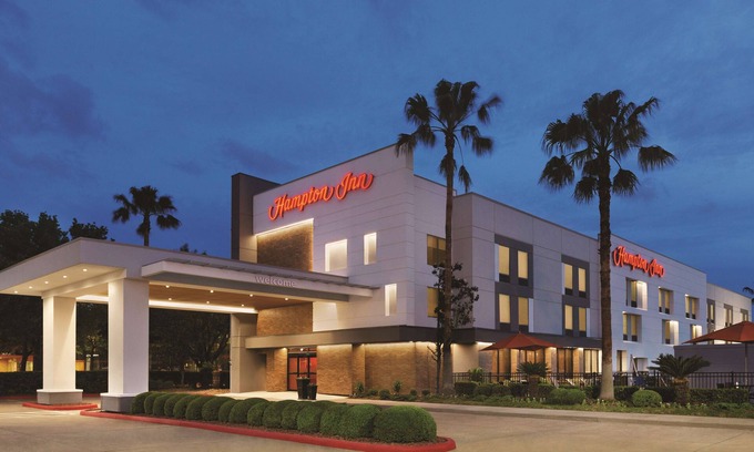 US 290 Hotel | Welcoming Hampton Inn Houston-Brookhollow with Pool & Spa