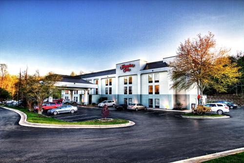Arlington Hotel | Pet-Friendly Retreat with Pool - Hampton Inn Jonesville/Elkin