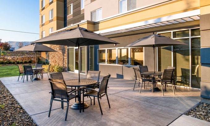 Tri-Cities Hotel | Discover Comfort at Hampton Inn Kennewick - Guest Rated 9.4