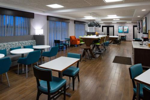 La Porte Hotel | Pet-Friendly Hampton Inn LaPorte with Pool and Ocean Views
