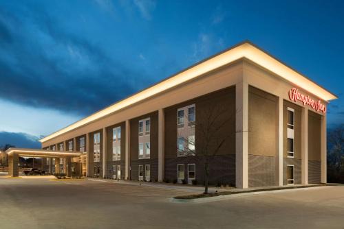 Deerfield Hotel | Ideal Hampton Inn Lawrence: Pet-Friendly with Pool & Ocean View