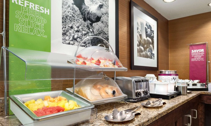 Deerfield Hotel | Guest Rated 9.4: Hampton Inn Lawrence with Pool & Dining
