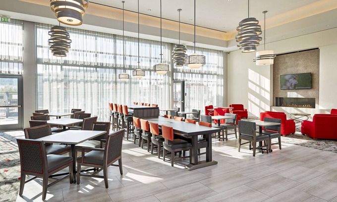 Harbor Hotel | Discover Hampton Inn Long Beach Airport with Pool & Spa