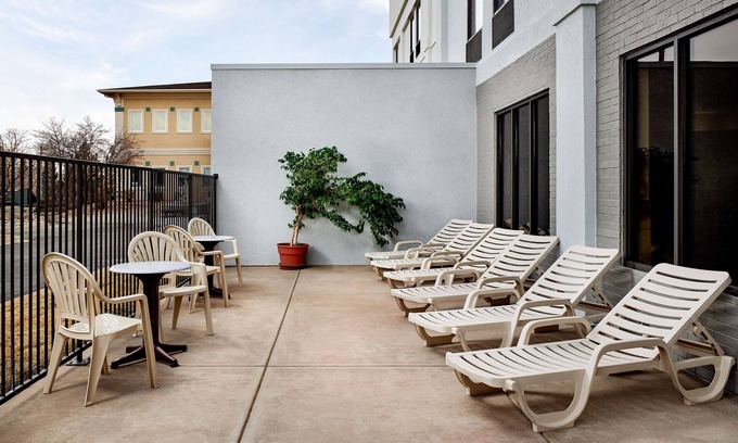 Longmont Hotel | Experience Hampton Inn Longmont: Top-Rated with Pool & Spa