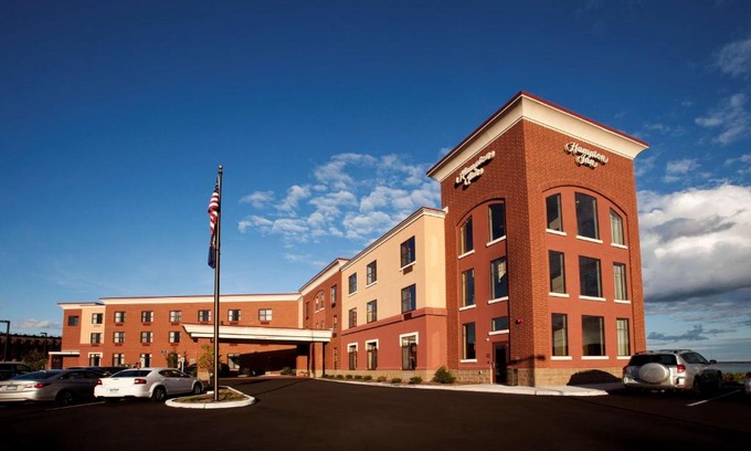 Upper Peninsula Hotel | Explore Hampton Inn Marquette-Waterfront with Ocean Views