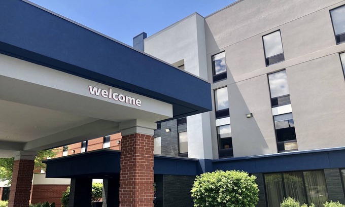 McHenry Hotel | Discover Hampton Inn McHenry: Family-Friendly Retreat