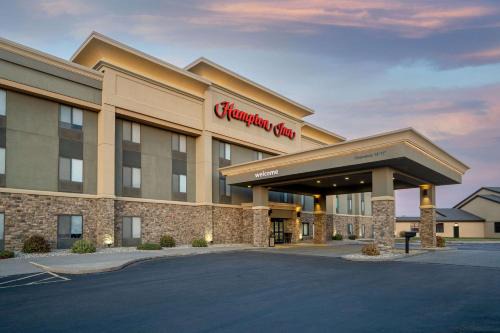 Mitchell Hotel | Pet-Friendly Retreat at Hampton Inn Mitchell with Hot Tub