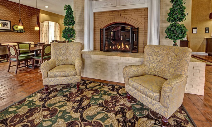 Morristown Hotel | Discover Hampton Inn Morristown: Pool, Restaurant & More!